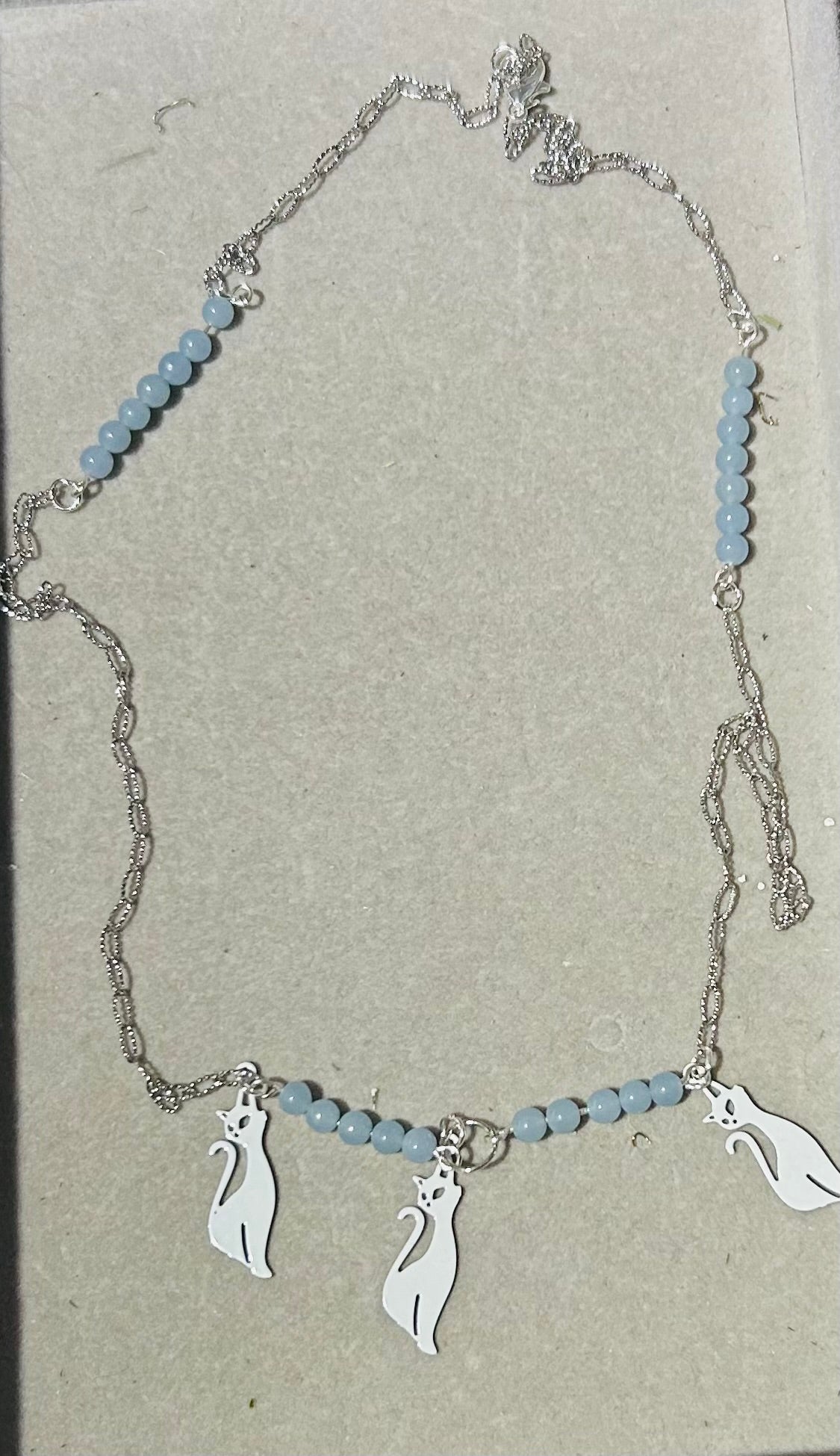 Collier Chat et perles d'Angélite 4mm sur chaîne argentée
