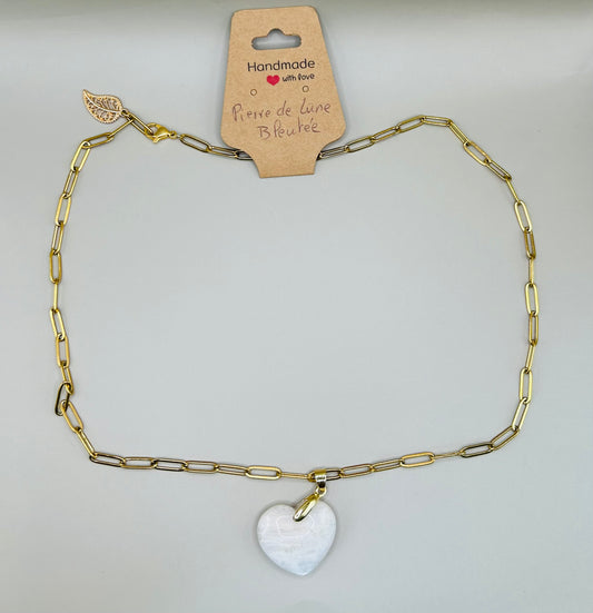 Pendentif en chaine avec pierre de lune bleutée en forme de cœur
